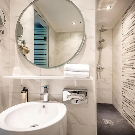 Otel Amory By Hyllit Anvers